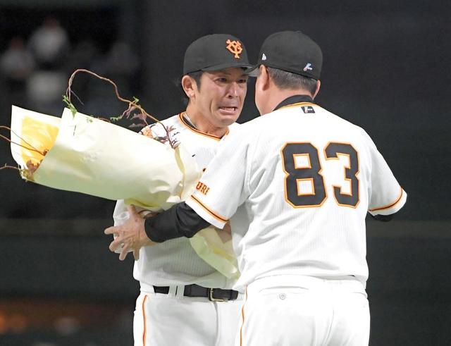 【写真】原監督と抱き合う直前、もう松田が泣いている　１年限りの指揮官に感謝の思いあふれる