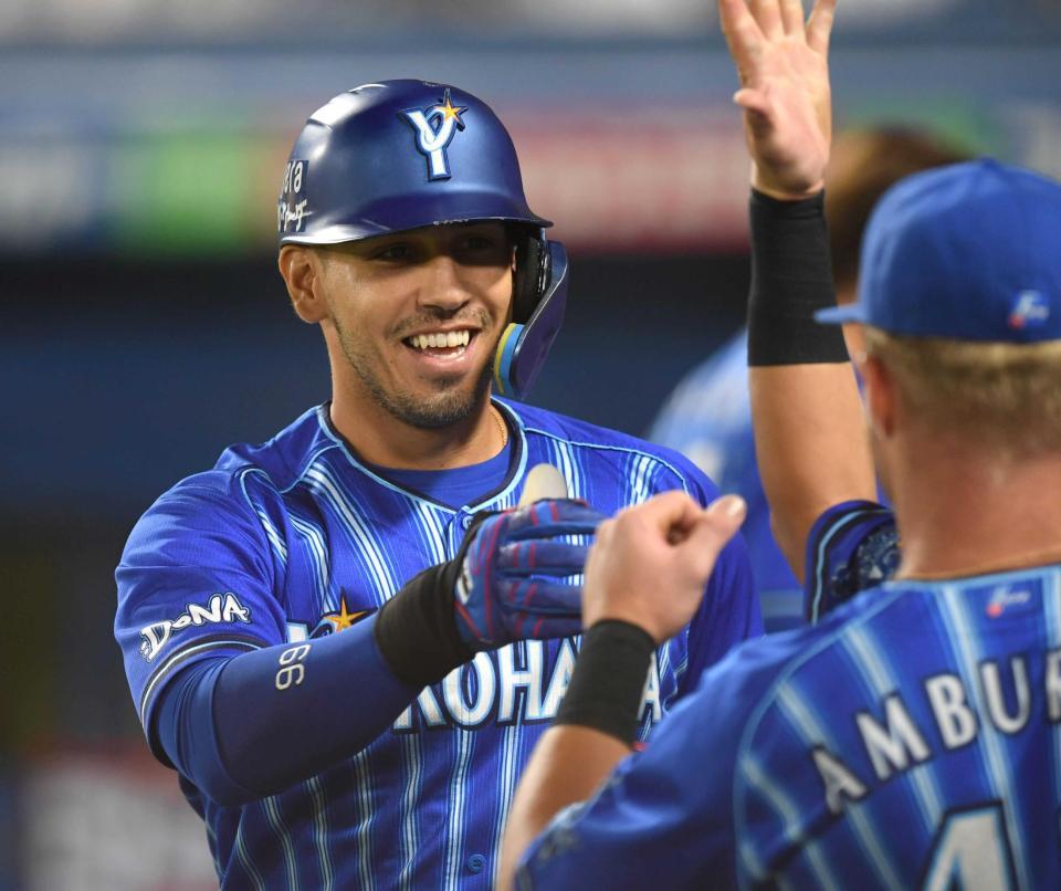 　９回、勝ち越し２ランを放ちナインとタッチを交わすソト（左）＝撮影・棚橋慶太