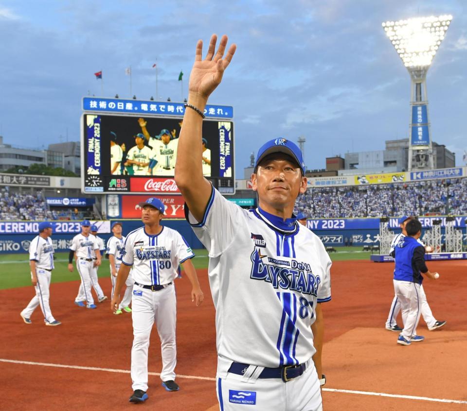 セレモニーの後、スタンドに手を振りながら場内一周する三浦監督（撮影・西岡正）