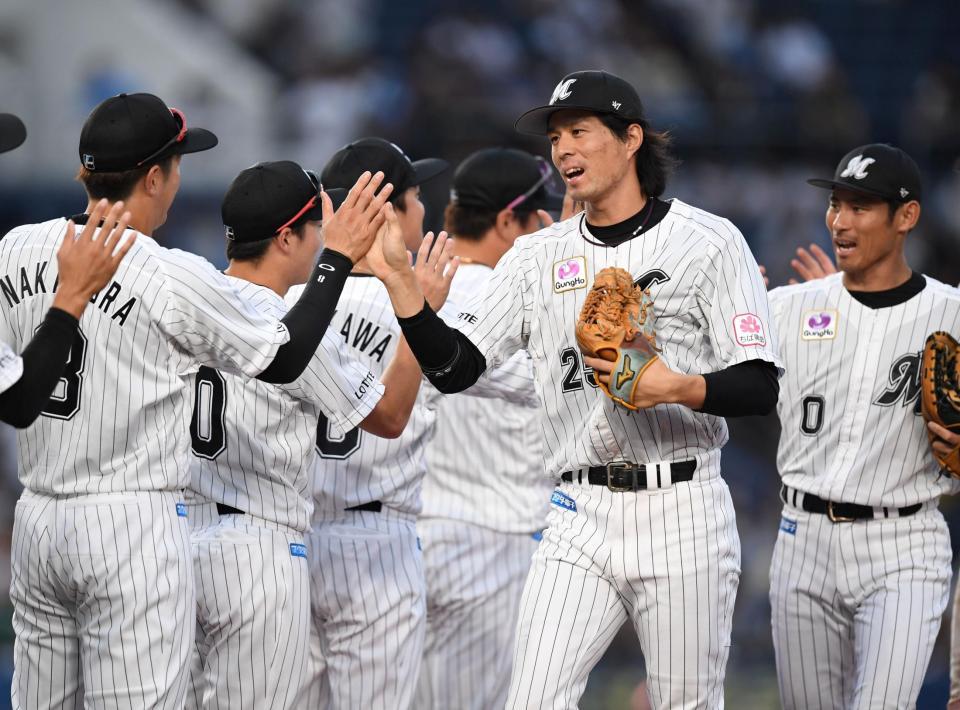 西武に勝利しナインと笑顔でタッチを交わす岡（右から２人目）＝撮影・棚橋慶太