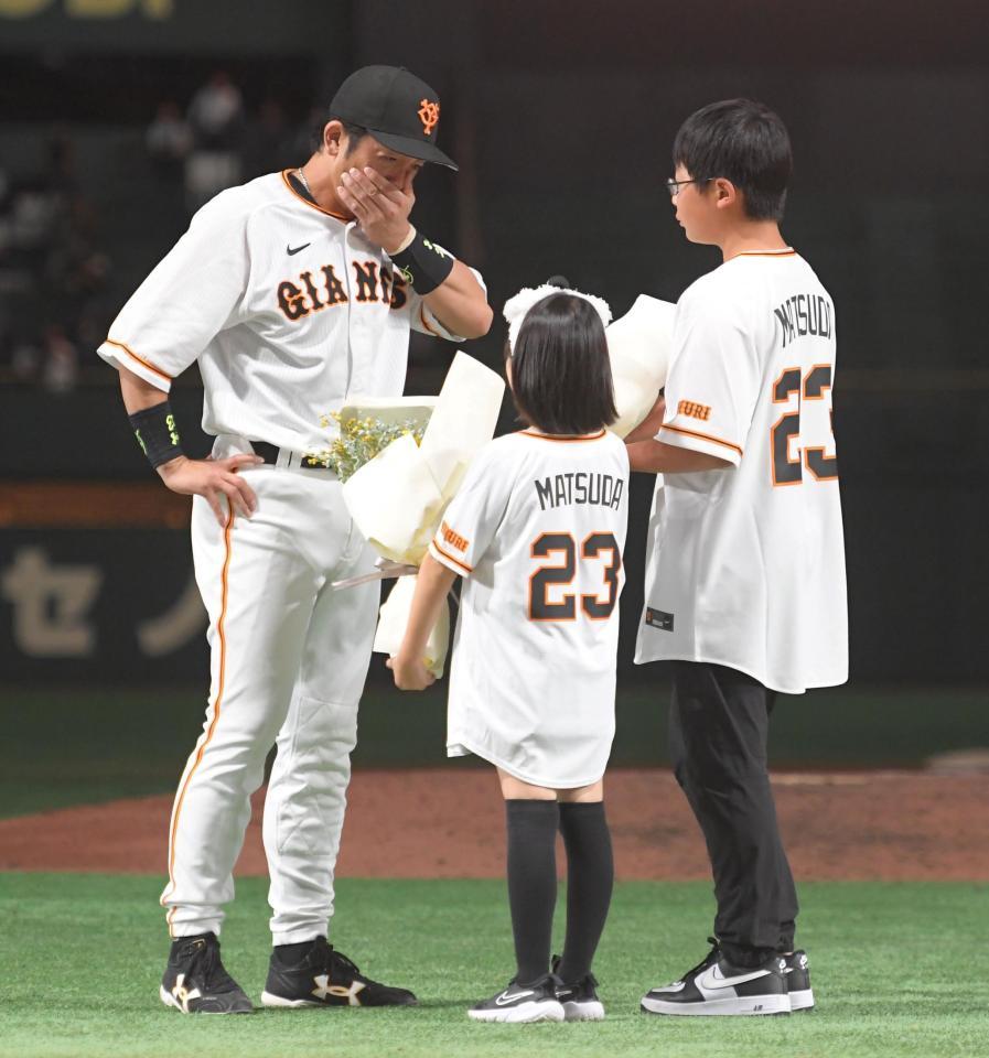 長男・一冴さん（右）、長女・麗衣さん（中）から花束を渡される松田（撮影・佐藤厚）