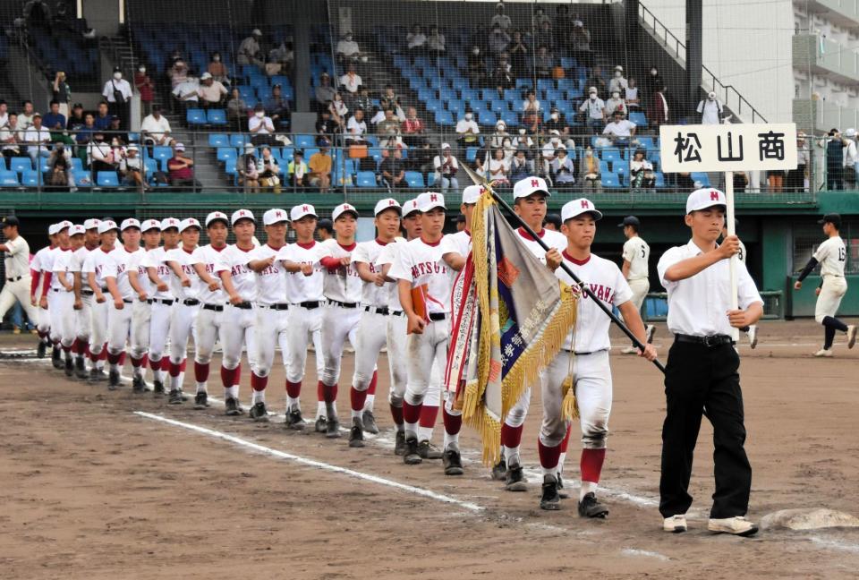 28年ぶり秋の愛媛王者に輝き、ダイヤモンドを一周する松山商ナイン（撮影・斉藤章平）