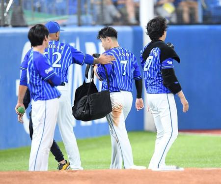 　試合途中で引き揚げる佐野（７）＝９月３０日