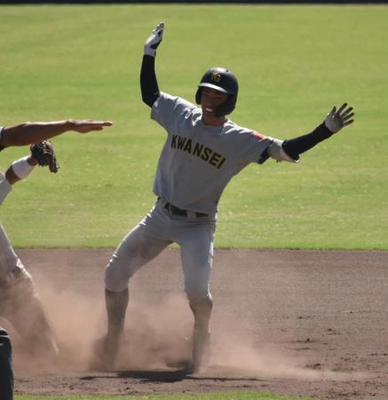 　６回、２点適時二塁打を放ち塁上でセーフのアピールをする関学大・福谷宇楽
