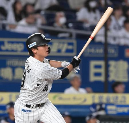 　１回、石川慎が中越えに逆転の２ランを放つ（撮影・堀内翔）