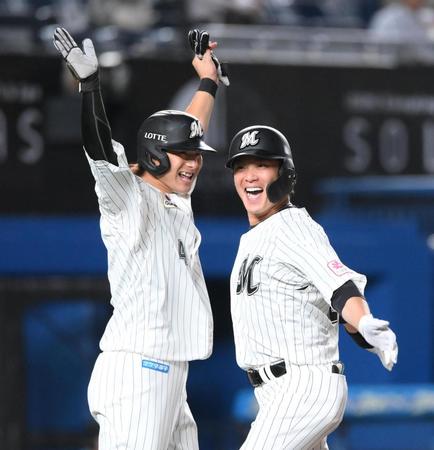 　１回、逆転の２ランを放ち藤岡（左）に迎えられる石川慎（撮影・堀内翔）