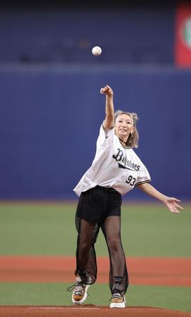 　始球式を行った倖田來未（撮影・坂部計介）