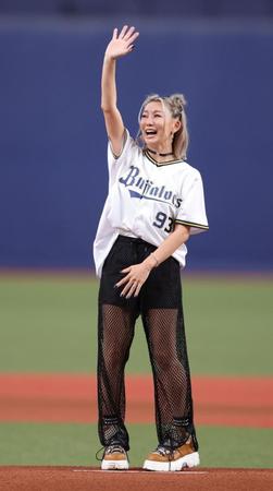 　特別始球式に登場した倖田來未（撮影・坂部計介）