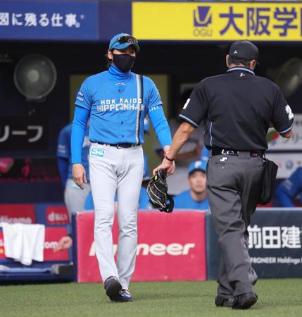 　３回、ロドリゲスがゴンザレスに押し出しの四球を与え、交代を告げる新庄監督（撮影・坂部計介）