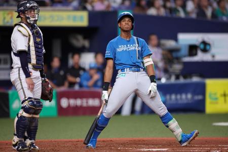 　３回、山本の球に手が出ず、三振に倒れた万波（撮影・坂部計介）