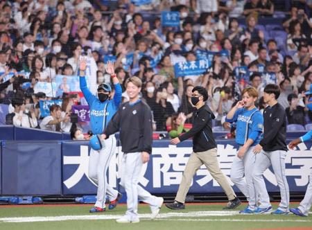 　京セラドーム大阪での今季最終戦を終え、スタンドのファンに挨拶をする新庄監督（撮影・坂部計介）