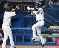 　１回、逆転の２ランを放ち藤岡（左）とタッチを交わす石川慎（撮影・堀内翔）