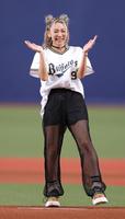 　特別始球式に登場した倖田來未（撮影・坂部計介）