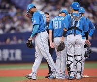 　３回、ゴンザレスに押し出しの四球を与え、降板するロドリゲス（撮影・坂部計介）