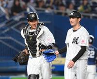 　２回を投げ終えた小島（右）に声をかける松川（撮影・堀内翔）