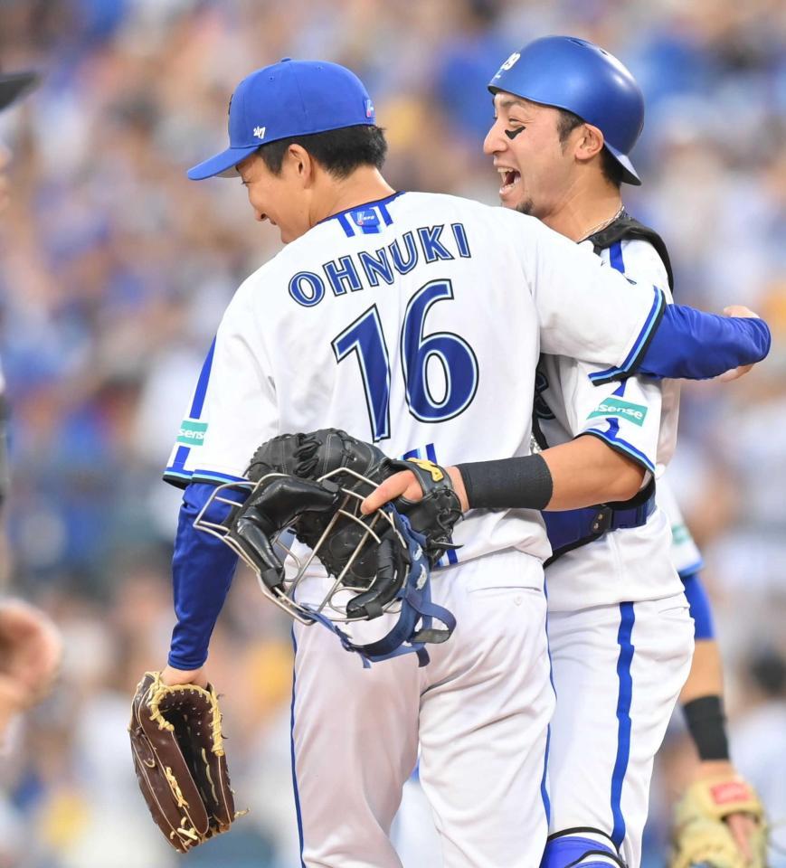 　プロ初完封を挙げ、伊藤（右）と抱き合って喜ぶ大貫（撮影・西岡正）