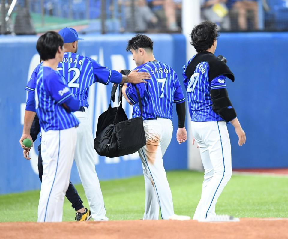 　試合途中で引き揚げる佐野（７）＝９月３０日