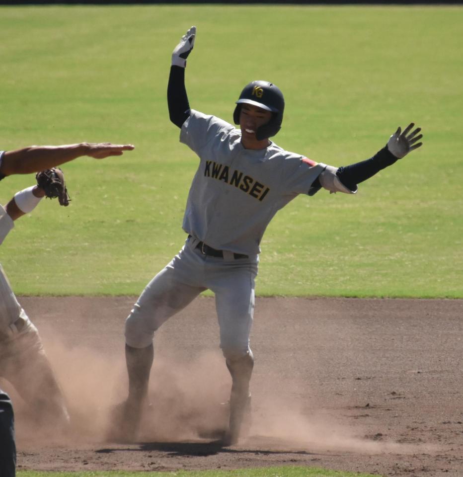 　６回、２点適時二塁打を放ち塁上でセーフのアピールをする関学大・福谷宇楽