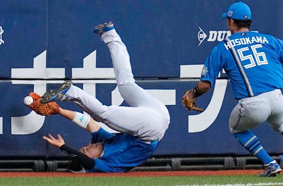 　２回、杉本の打球に飛びつく田宮だが、捕球できずファウルとなる