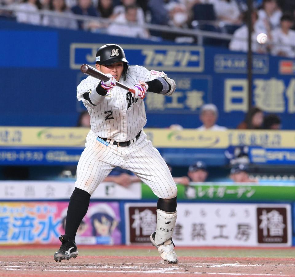 　４回、松川がスクイズを決める（撮影・堀内翔）