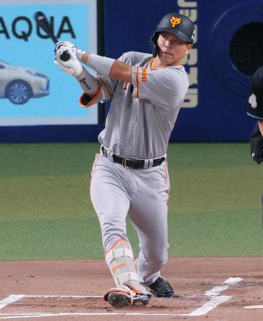 　１回、大城卓が右翼線に先制の２点二塁打を放つ