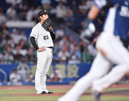 　６回、山村（右手前）に右越え２ランを打たれた２番手の森（撮影・開出牧）