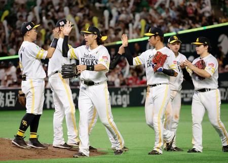 　楽天に勝利し、タッチを交わすソフトバンクナイン