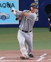 　１回、大城卓が右翼線に先制の２点二塁打を放つ