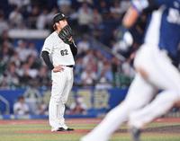 　６回、山村（右手前）に右越え２ランを打たれた２番手の森（撮影・開出牧）