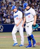 　今季最終戦を飾れなかった立浪監督。右は２失点の小笠原