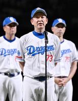 　最終戦を終え、あいさつする立浪監督