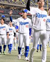 　最終戦を終え、場内一周する岡林（６０）
