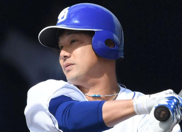 中日・堂上が引退試合でマルチ安打 マウンドを挟んだ巨人・坂本との