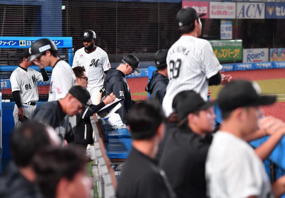 　西武に敗れがっくりの吉井監督（後方中央）らロッテナイン（撮影・開出牧）