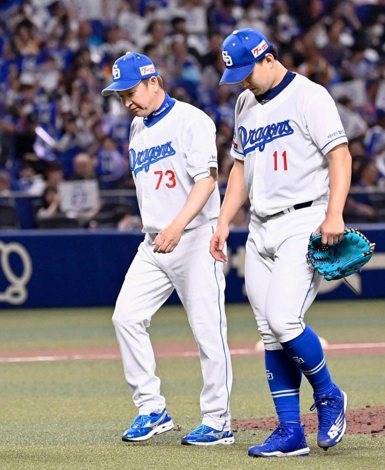 　今季最終戦を飾れなかった立浪監督。右は２失点の小笠原
