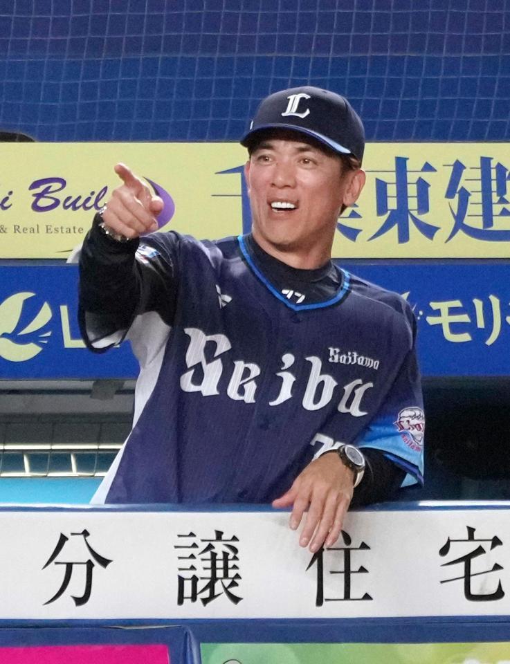 　６回、山村の２ランに笑顔を見せる松井監督