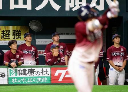 　９回、小郷（手前）の左飛をベンチで見上げる則本（前列中央）ら