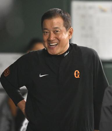 　ベンチで笑顔を見せる原監督