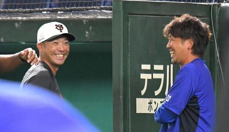 　藤田（右）と談笑する阿部ヘッドコーチ（撮影・佐藤厚）