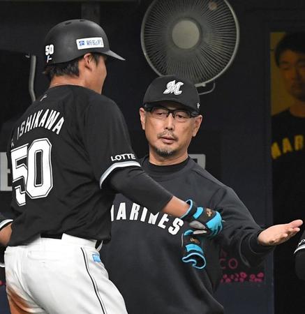 　４回、先制となる生還を果たした石川慎を迎える吉井監督（右）＝撮影・北村雅宏