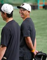 　試合前の練習中に笑顔を見せる阿部ヘッド兼バッテリーコーチ