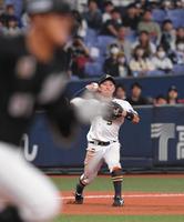 　４回、山口のゴロを一塁へ悪送球する西野（撮影・北村雅宏）