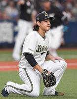 　４回、山口のゴロを西野が一塁へ悪送球し先制点を奪われ、宮城は思わずしゃがみ込む（撮影・北村雅宏）