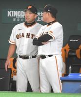 　原監督（右）に話しかける阿部ヘッドコーチ（撮影・佐藤厚）
