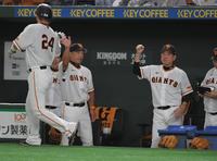 　２回、吉川の適時打で生還した大城卓（左）を迎える原監督（右）と阿部ヘッドコーチ（中央）＝撮影・佐藤厚