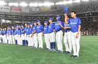 　２位でのＣＳ進出ならず、レフトスタンドにあいさつする三浦監督（右）＝撮影・佐藤厚