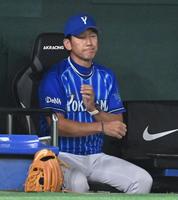 　７回、厳しい表情で試合を見つめる三浦監督