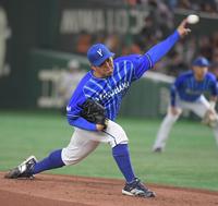 　１７勝目を目指し力投する東（撮影・佐藤厚）
