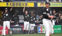 　８回、中村奨が２点適時打を放ち、沸き立つロッテベンチ（撮影・北村雅宏）