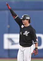 　６回、勝ち越しとなる適時二塁打を放ち、ベンチに向かって右手を上げる藤岡（撮影・北村雅宏）